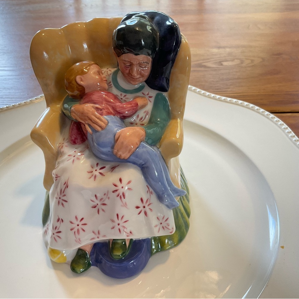 ROYAL Doulton figurine “Sweet Dreams”